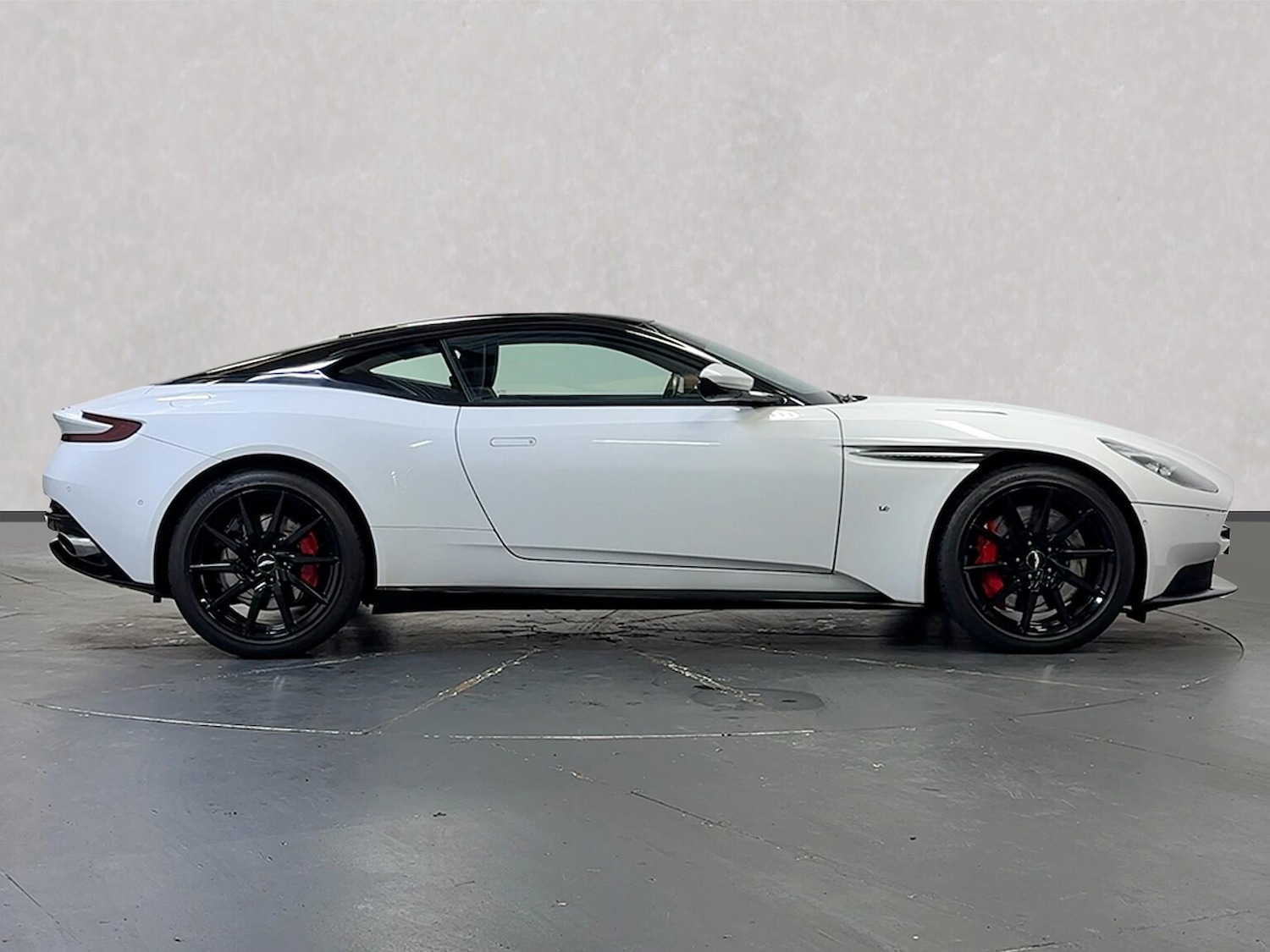 Used Aston Martin DB11 2017 for sale - 76320668: Photo 3