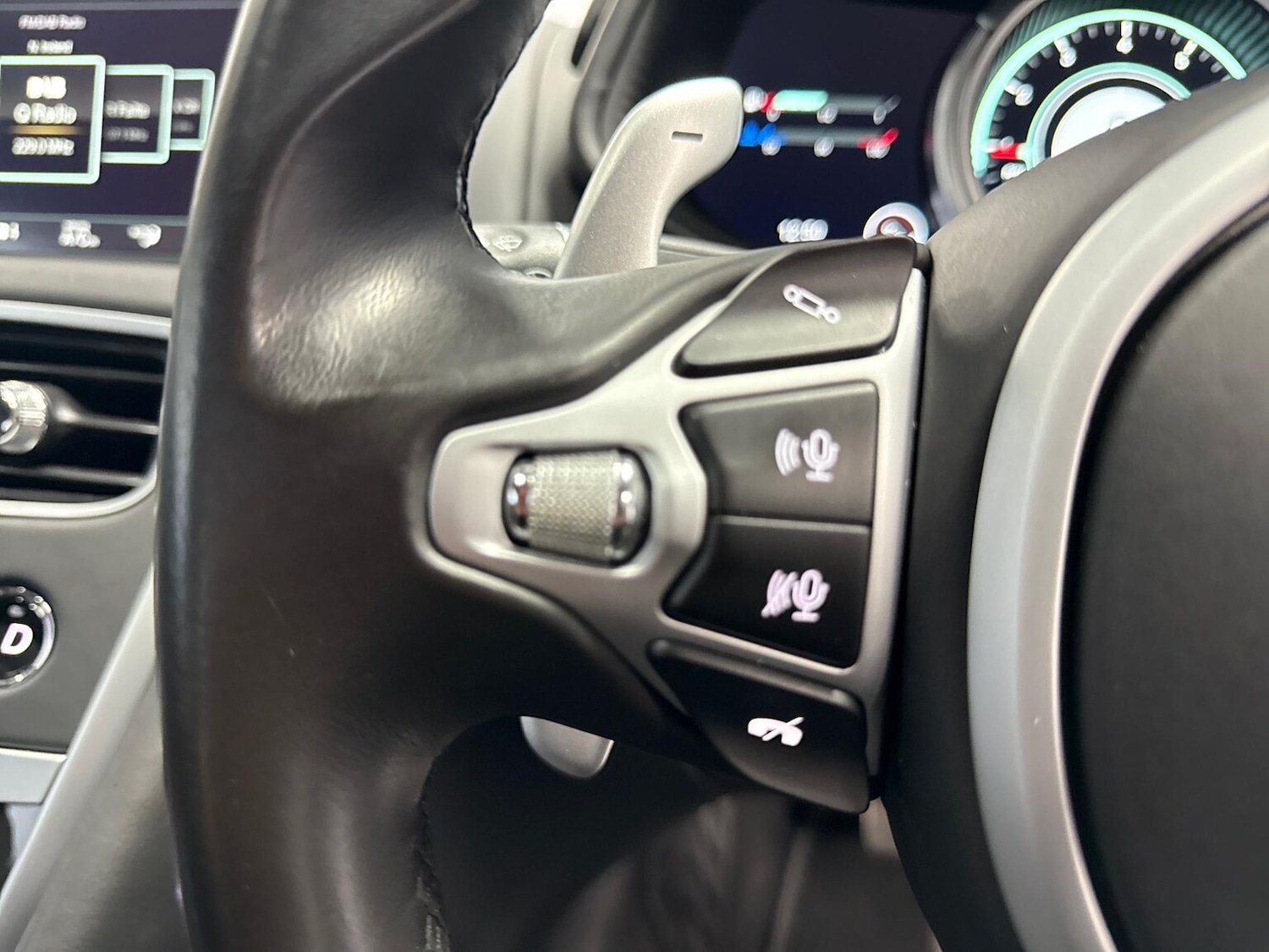 Used Aston Martin DB11 2017 for sale - 76320668: Photo 36