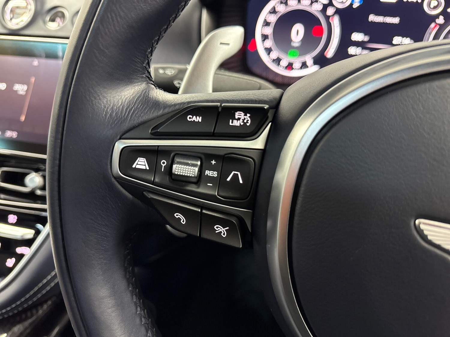 Used Aston Martin DBX 2023 for sale - 78193274: Photo 32