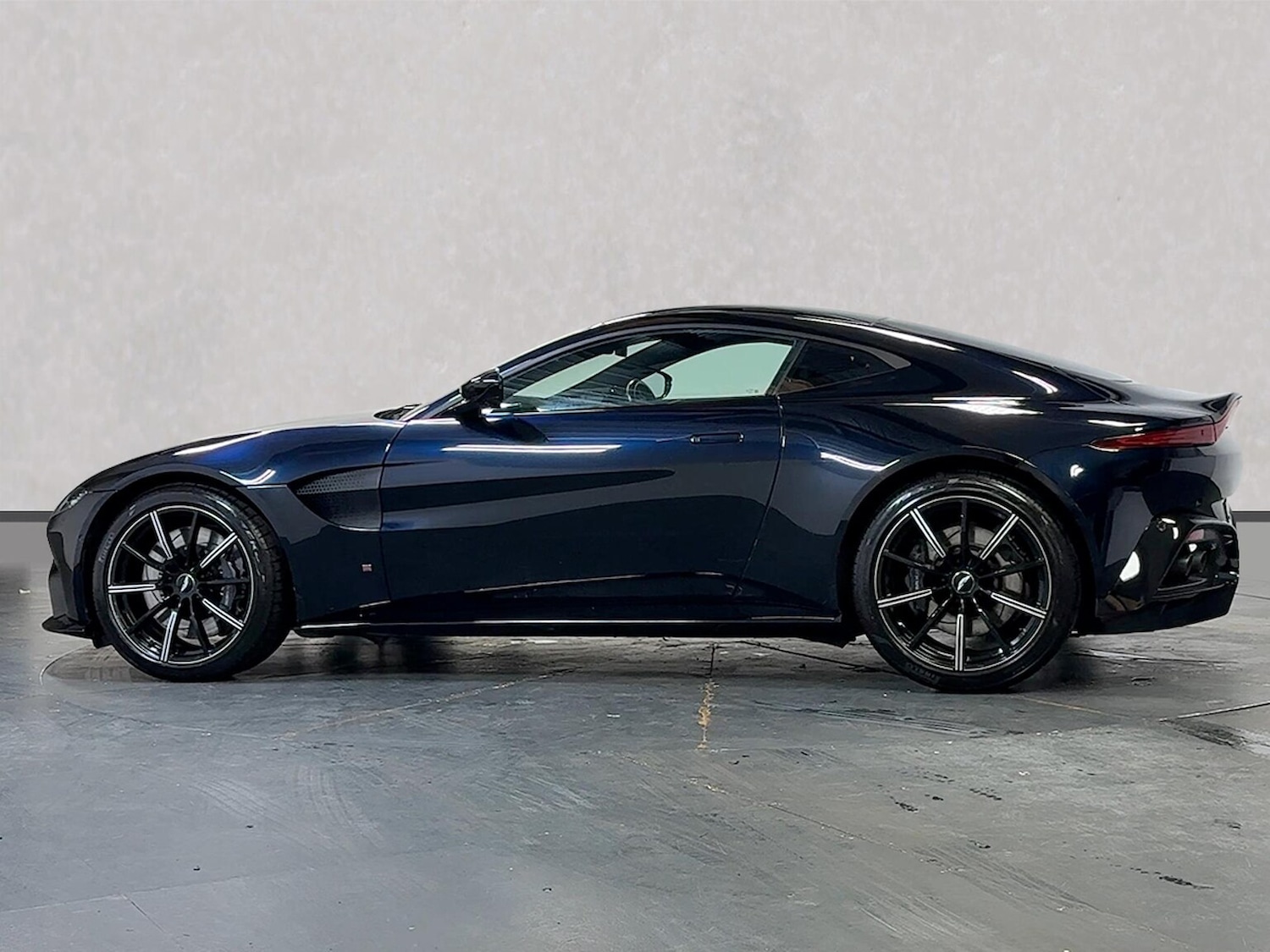 Used Aston Martin Vantage 2019 for sale - 76402393: Photo 10