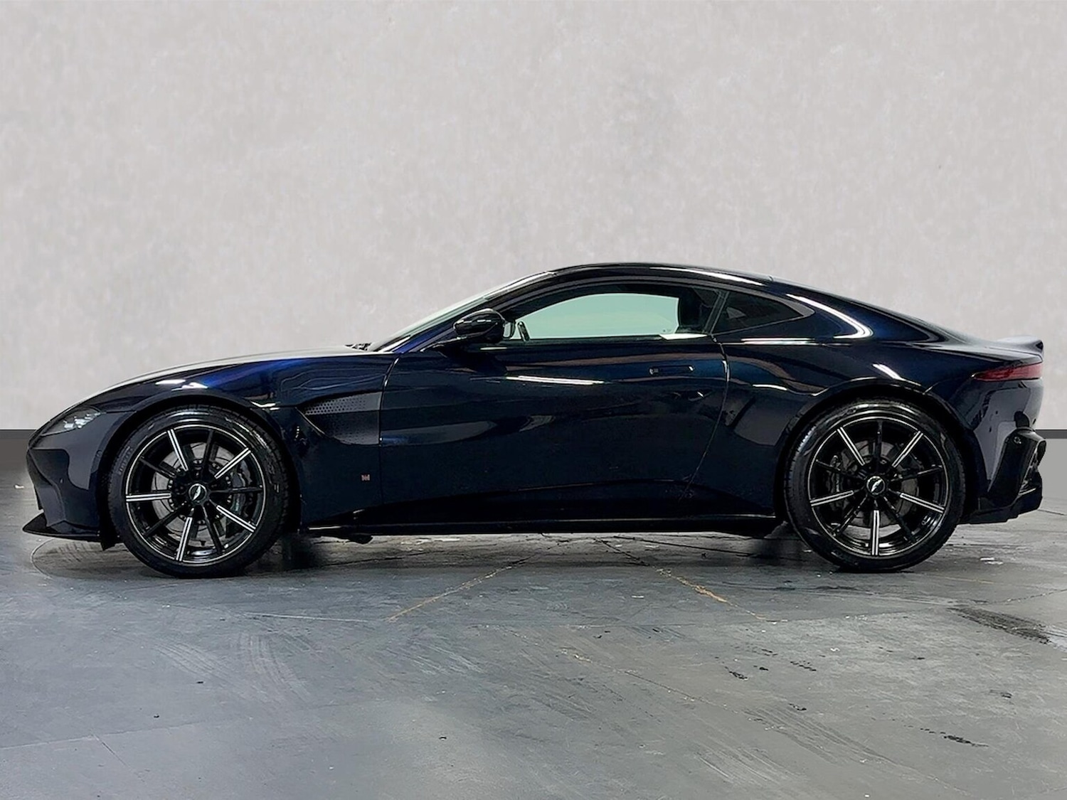 Used Aston Martin Vantage 2019 for sale - 76402393: Photo 11
