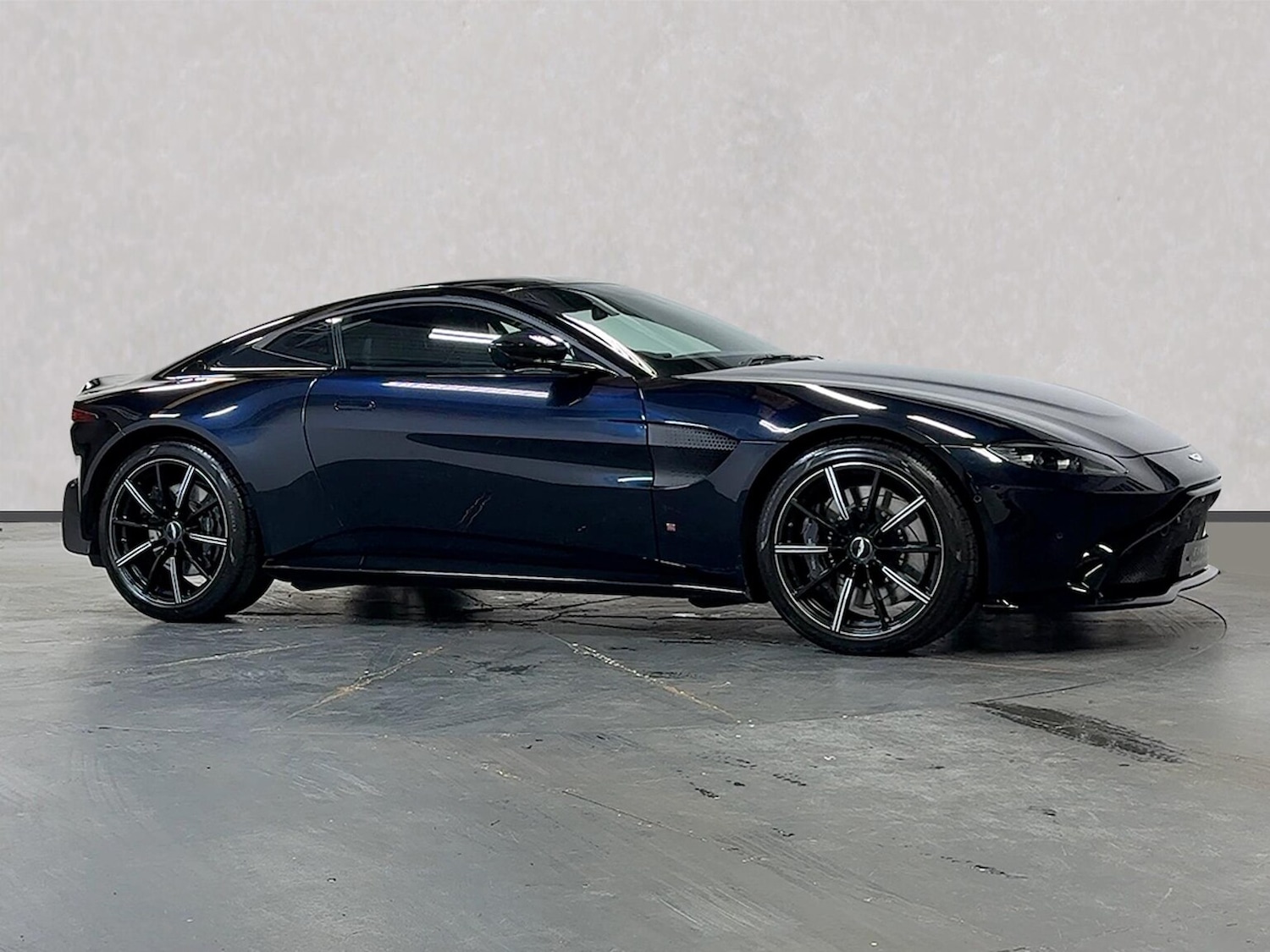 Used Aston Martin Vantage 2019 for sale - 76402393: Photo 2