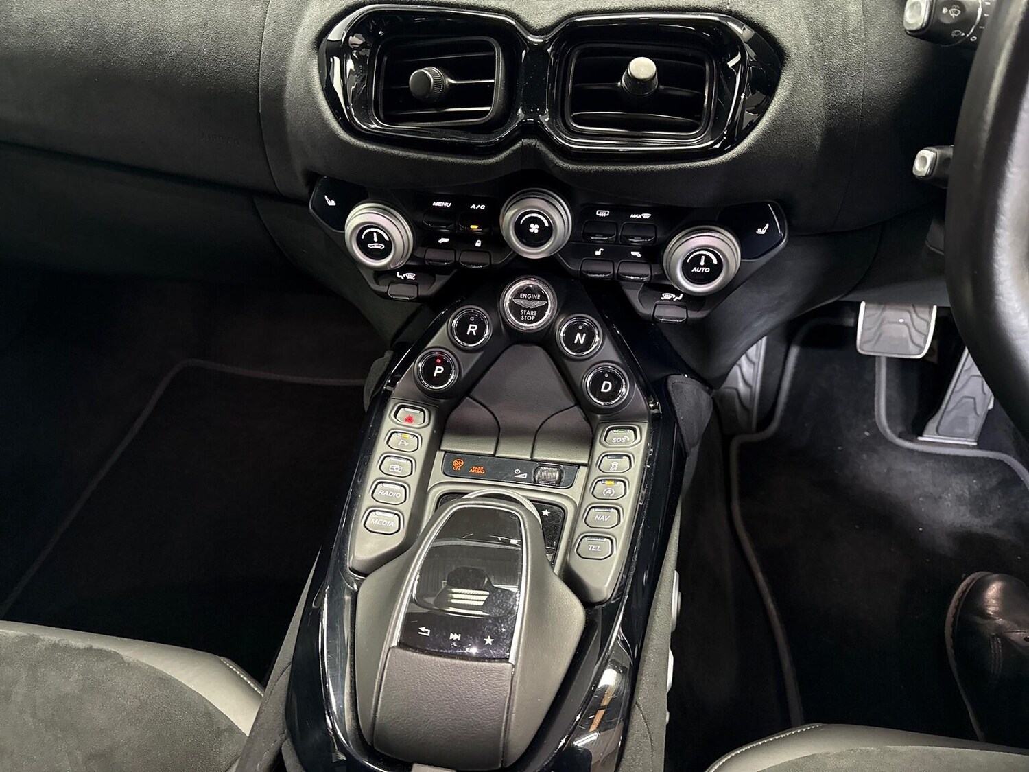 Used Aston Martin Vantage 2019 for sale - 76402393: Photo 31