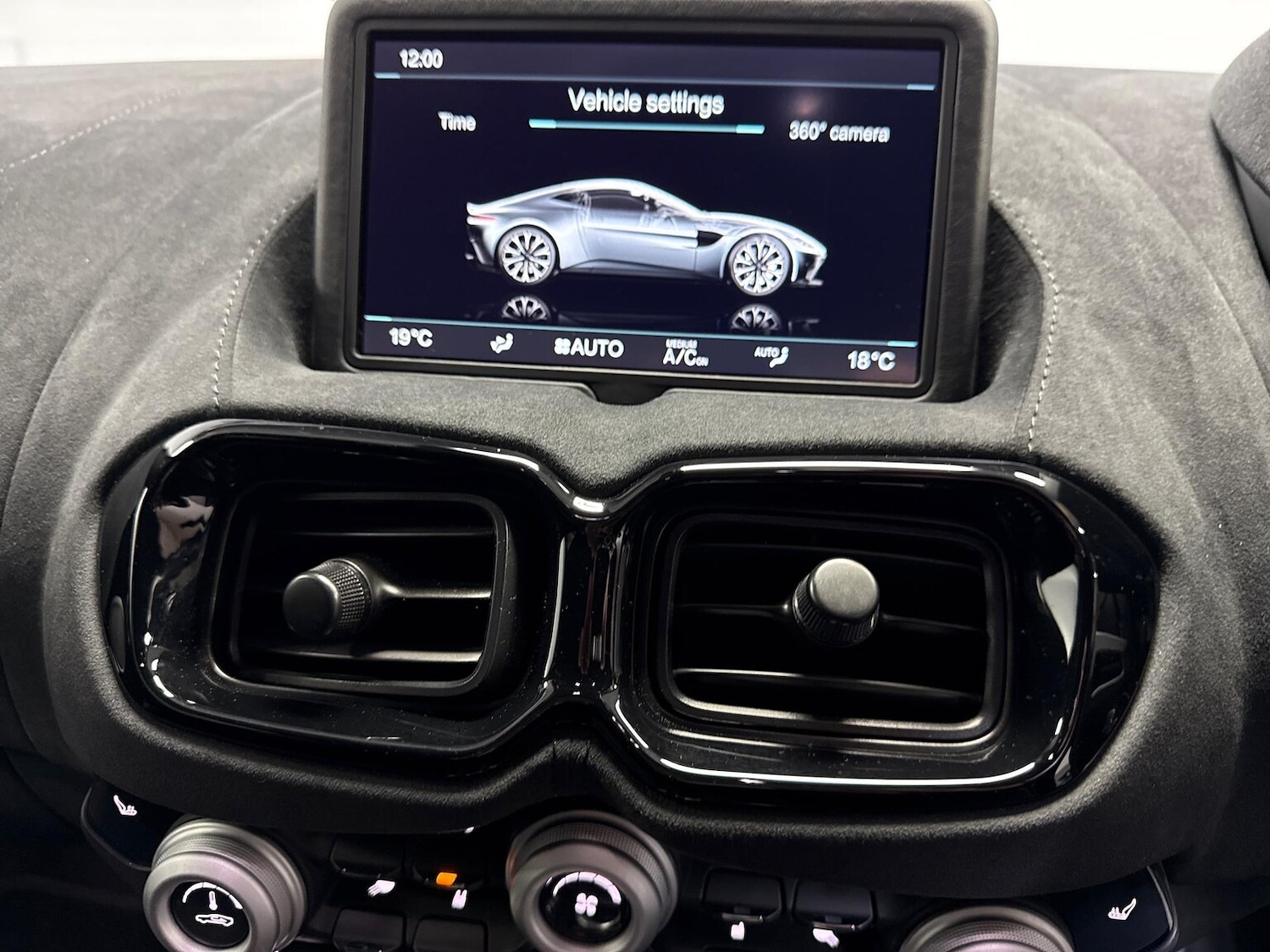 Used Aston Martin Vantage 2019 for sale - 76402393: Photo 32