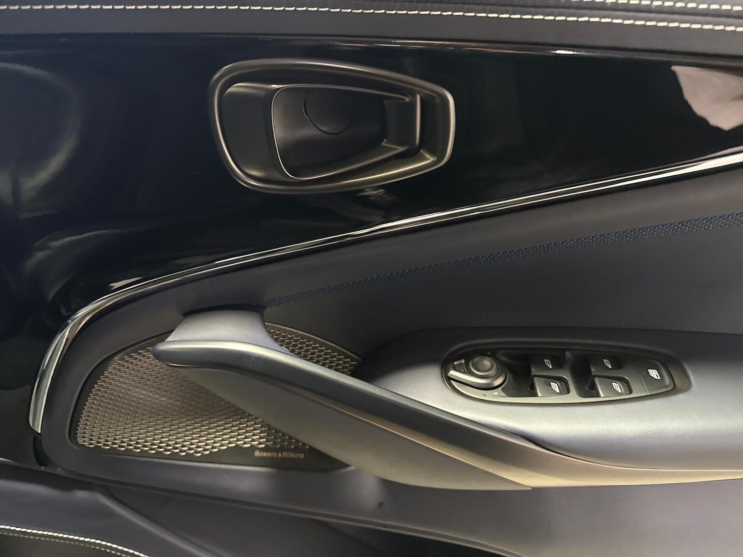 Used Aston Martin DBX 2025 for sale - 77775143: Photo 24