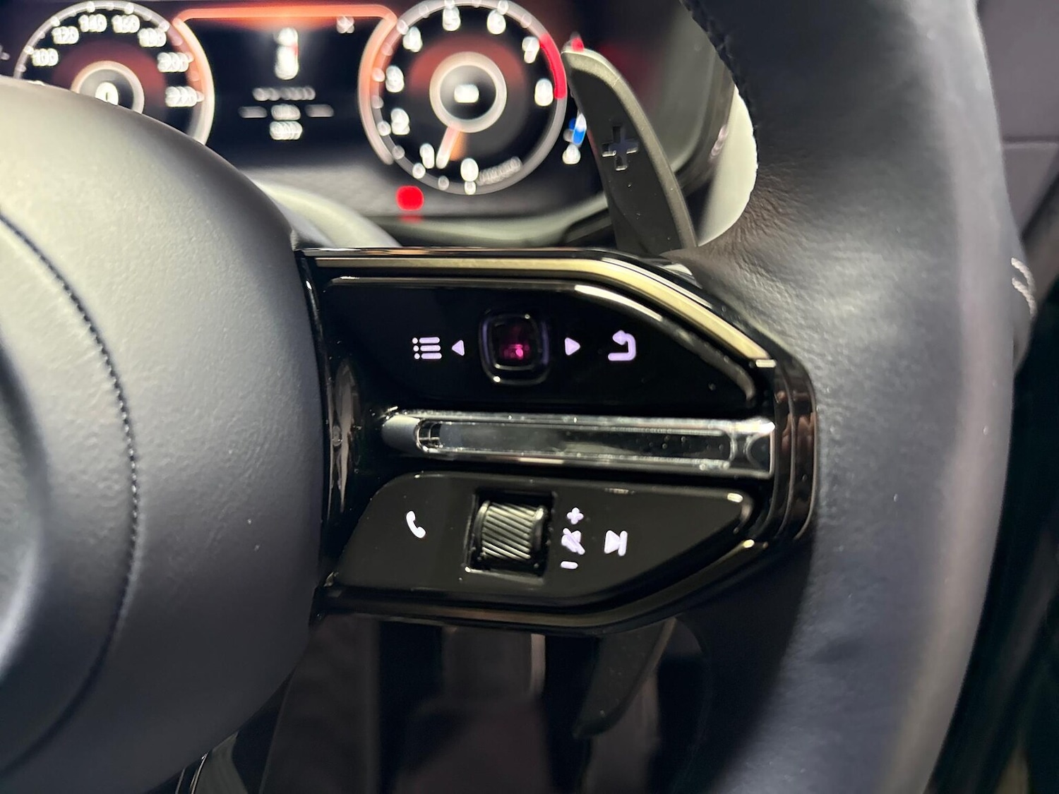 Used Aston Martin DBX 2025 for sale - 77775143: Photo 30