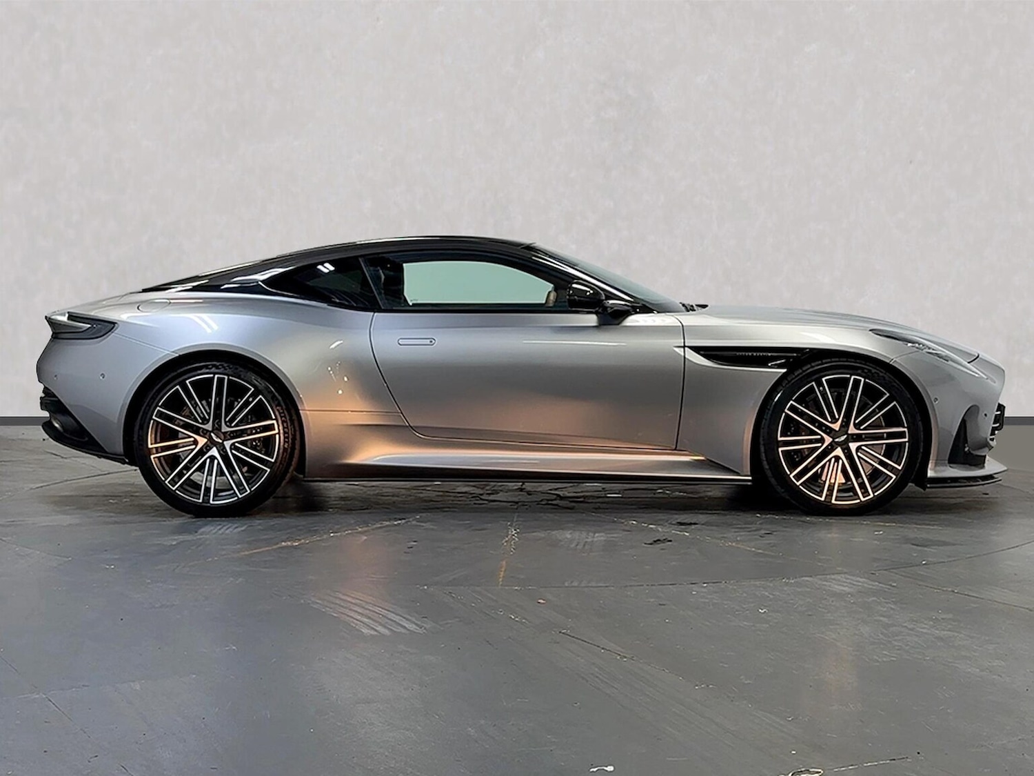 Used Aston Martin V8 2025 for sale - 76402396: Photo 3