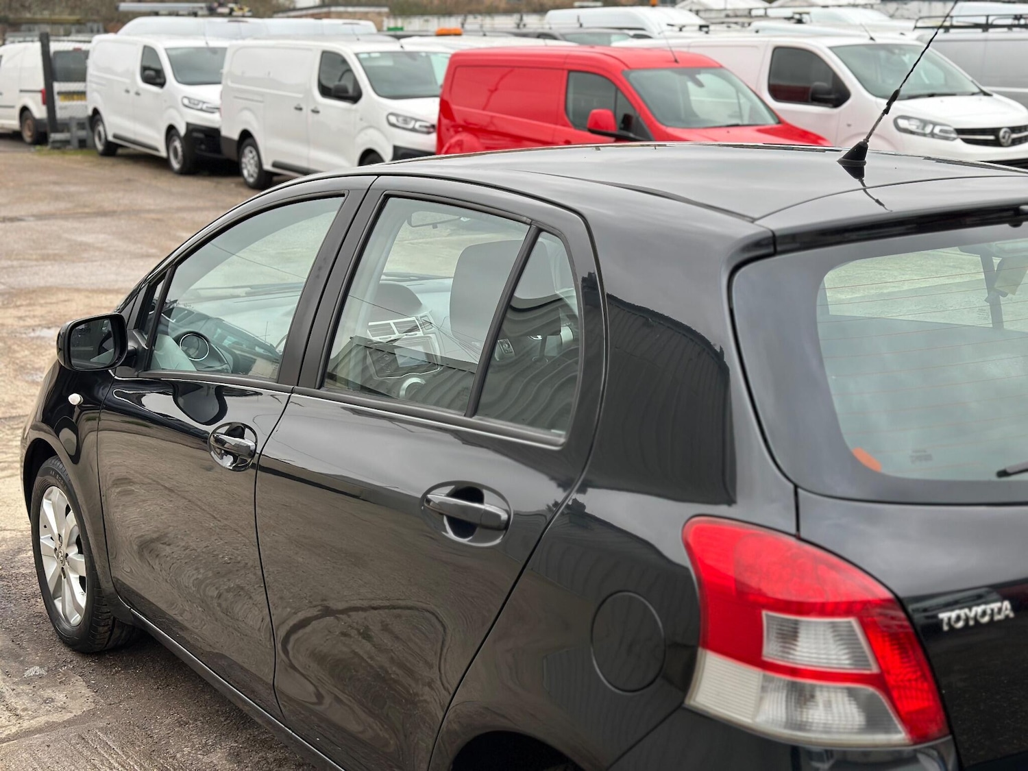 Used Toyota Yaris 2011 for sale - 77799120: Photo 35