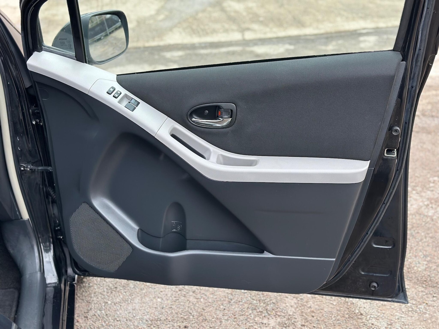 Used Toyota Yaris 2011 for sale - 77799120: Photo 37