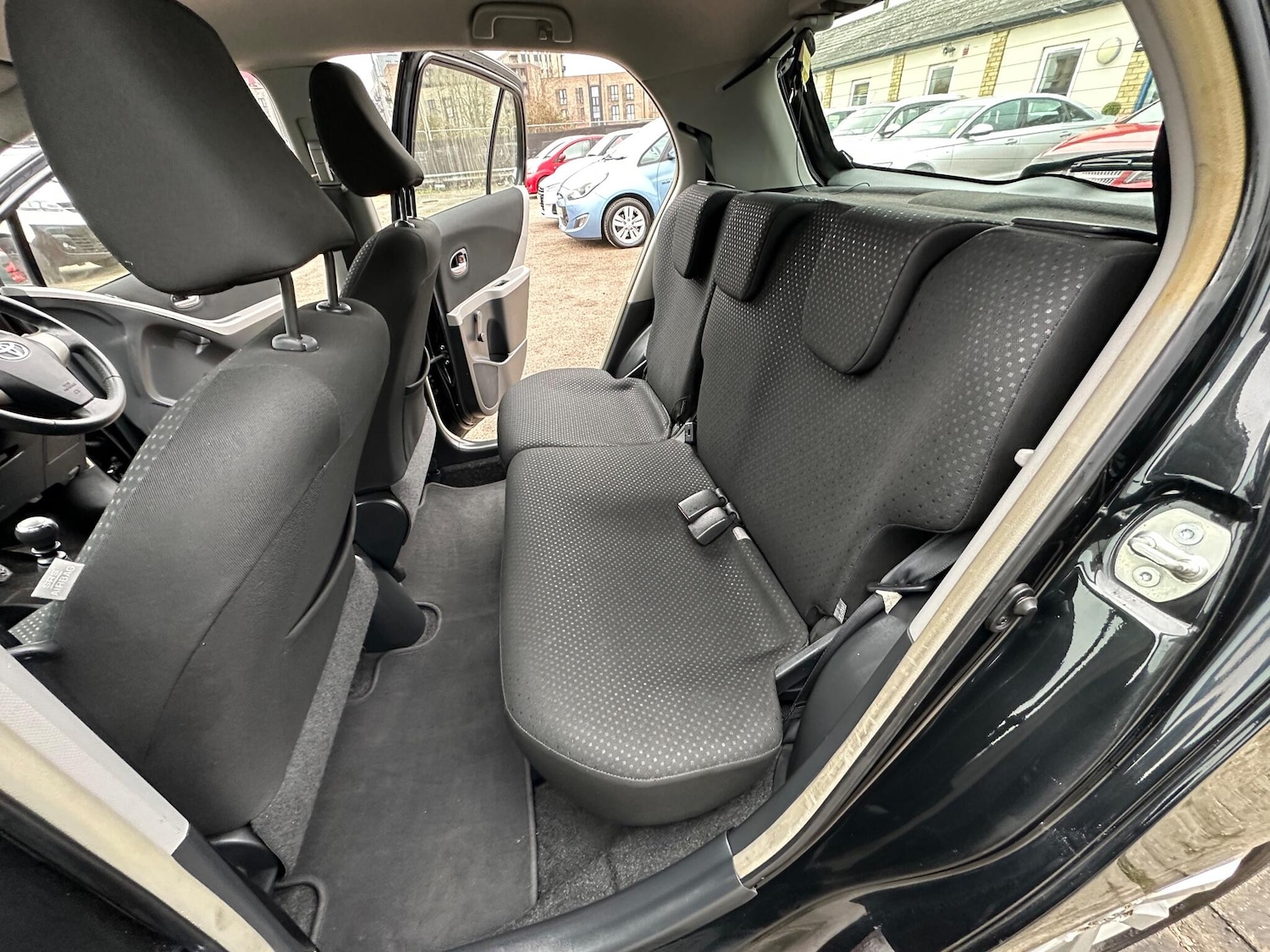 Used Toyota Yaris 2011 for sale - 77799120: Photo 44