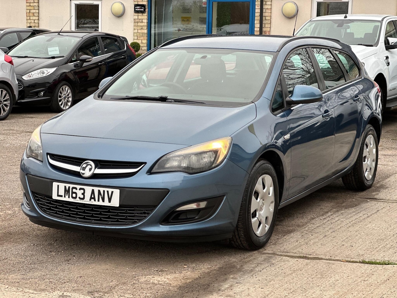 Used Vauxhall Astra 2013 for sale - 77066875: Photo 2