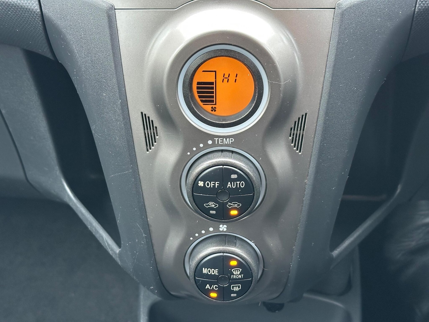 Used Toyota Yaris 2011 for sale - 77376799: Photo 24