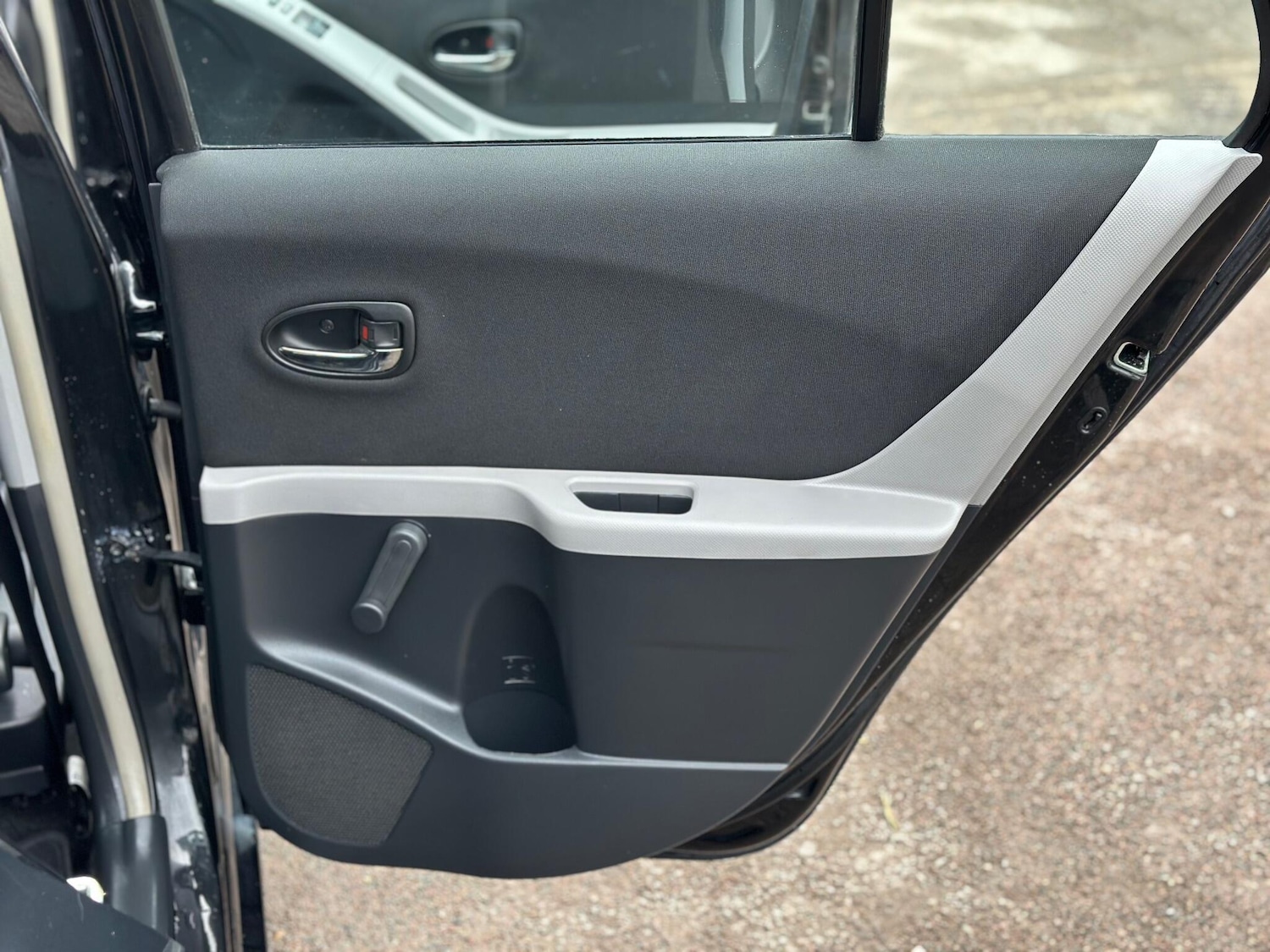 Used Toyota Yaris 2011 for sale - 77376799: Photo 40