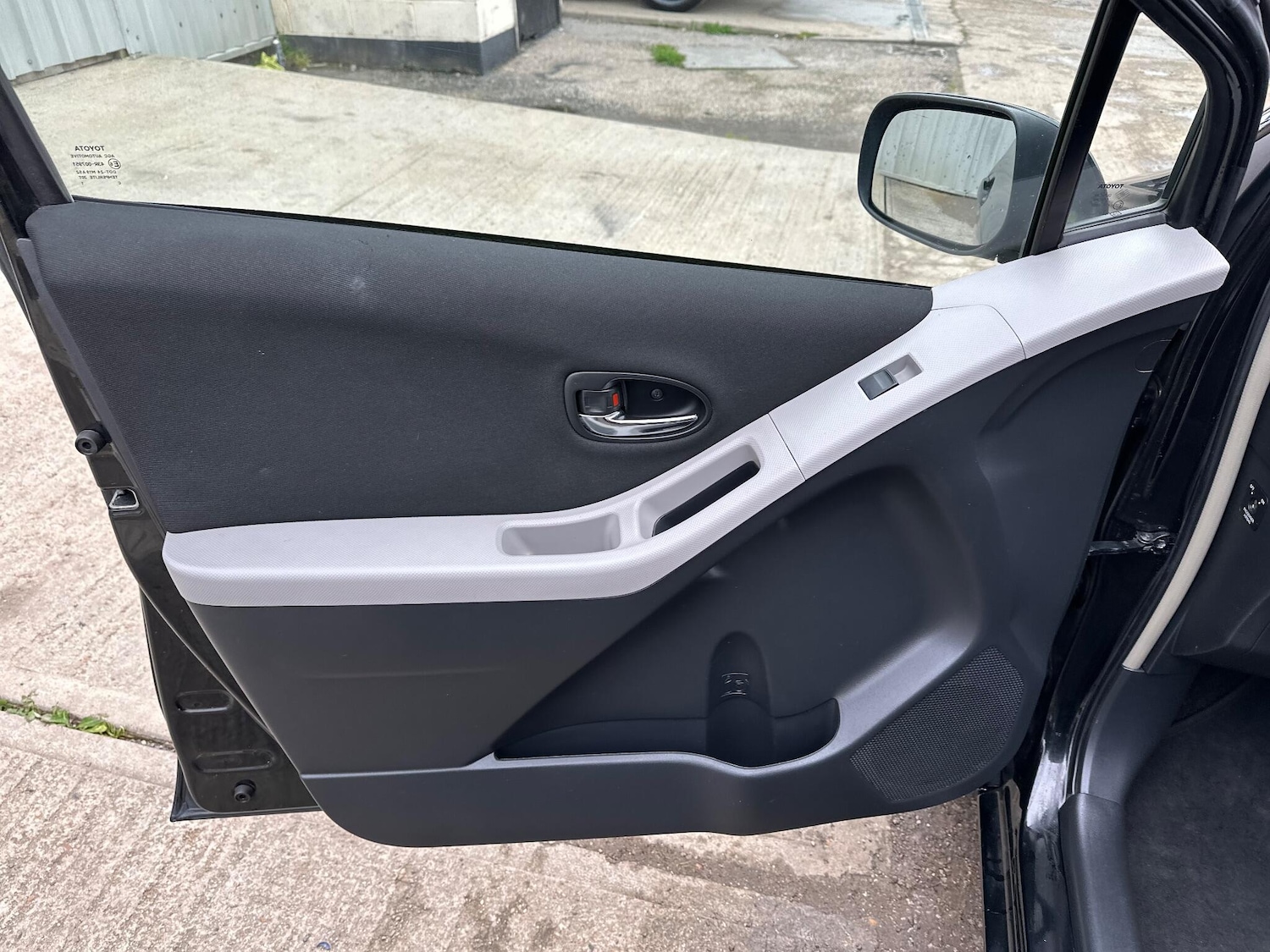 Used Toyota Yaris 2011 for sale - 77376799: Photo 48