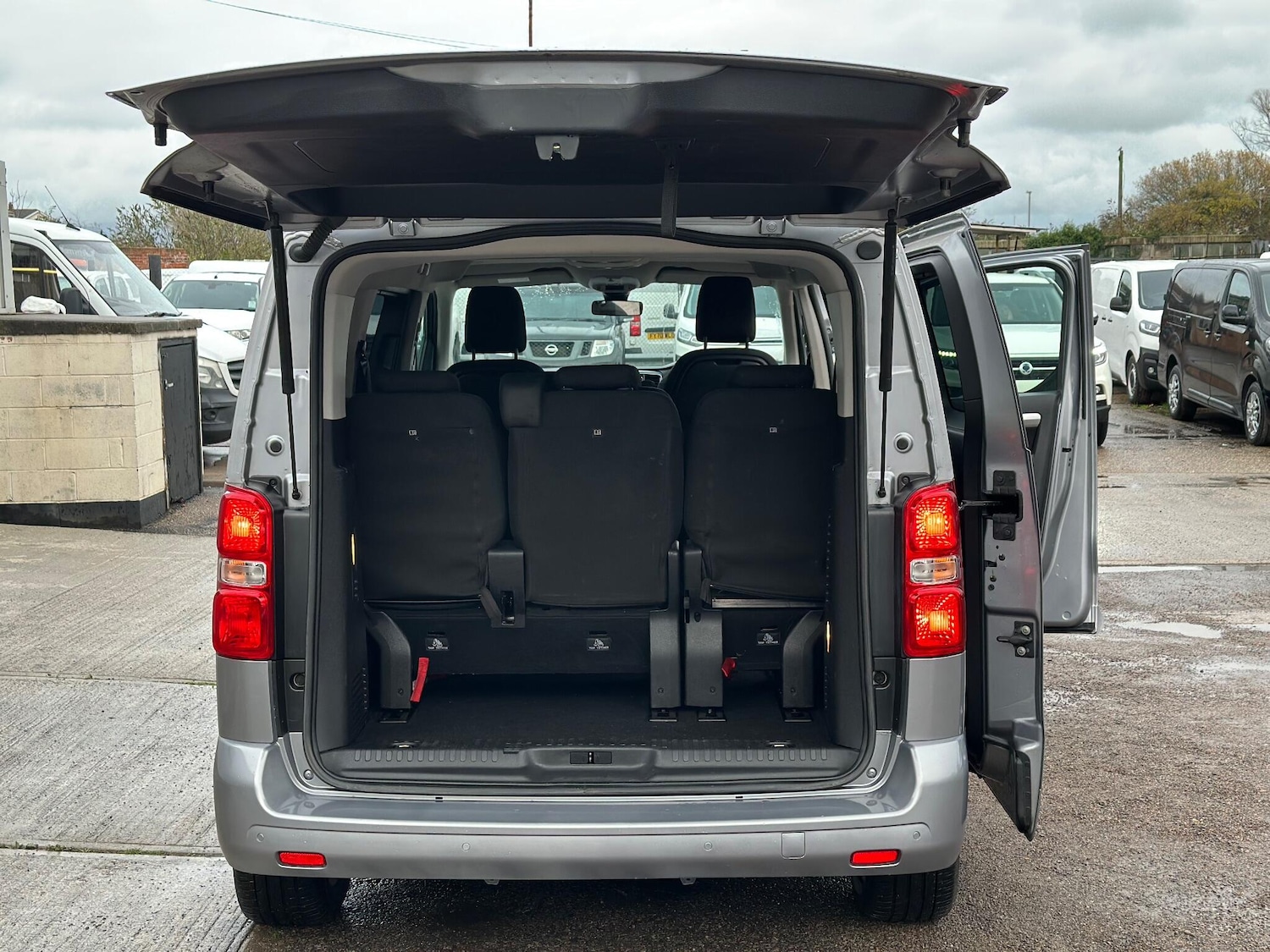 Used Peugeot Traveller 2022 for sale - 76714713: Photo 8