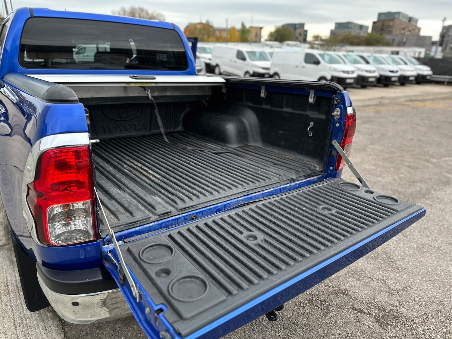 Used Toyota Hilux 2017 for sale - 76472751: Photo 47