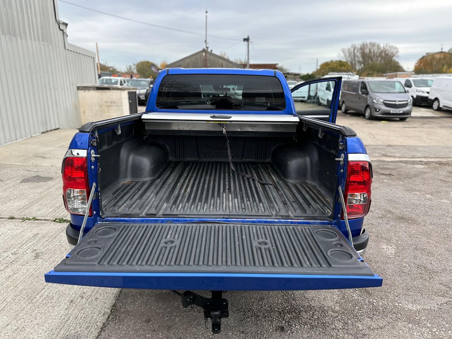 Used Toyota Hilux 2017 for sale - 76472751: Photo 50