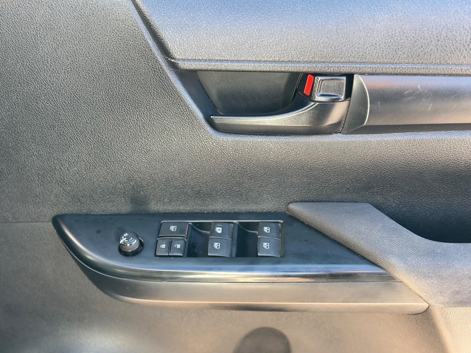 Used Toyota Hilux 2017 for sale - 76398959: Photo 32