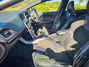 Used Volvo V40 2015 for sale - 79458471: Photo