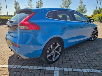 Used Volvo V40 2015 for sale - 79458471: Photo