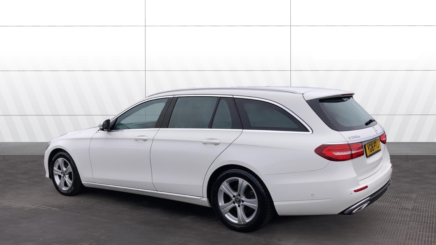 Used Mercedes-Benz E Class 2018 for sale - 76945760: Photo 2