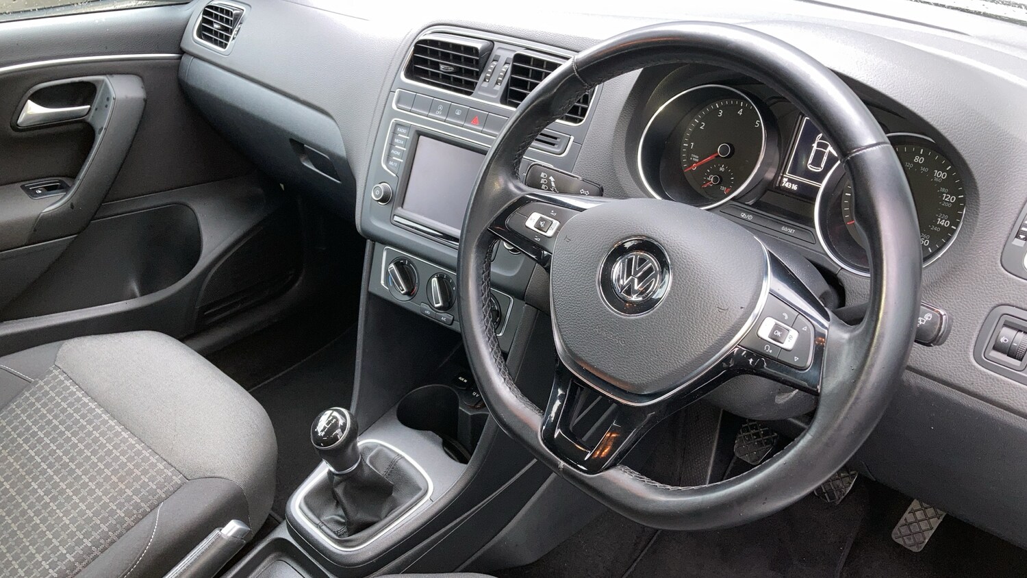 Used Volkswagen Polo 2015 for sale - 77462348: Photo 30
