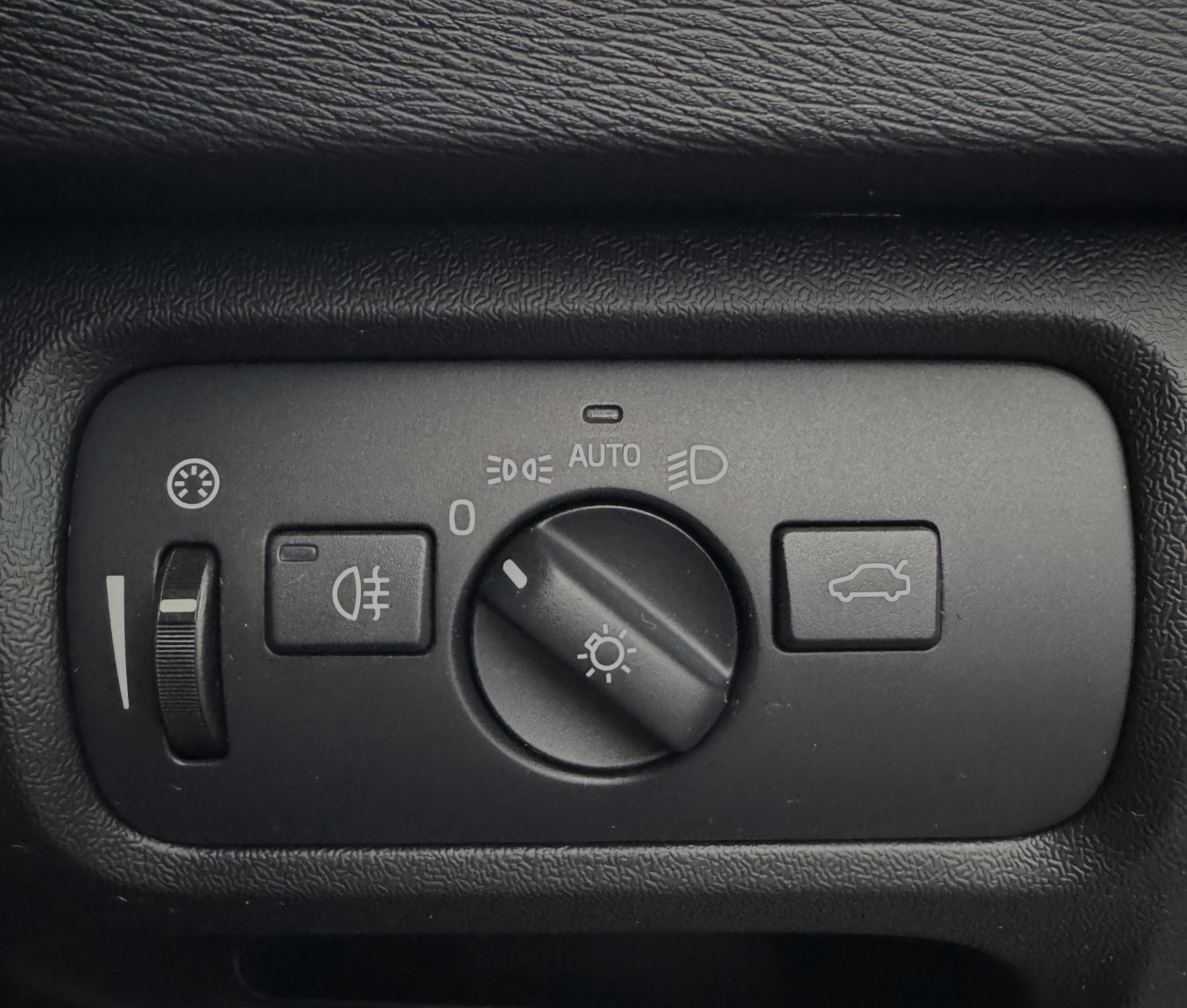 Used Volvo V40 2019 for sale - 77289060: Photo 27