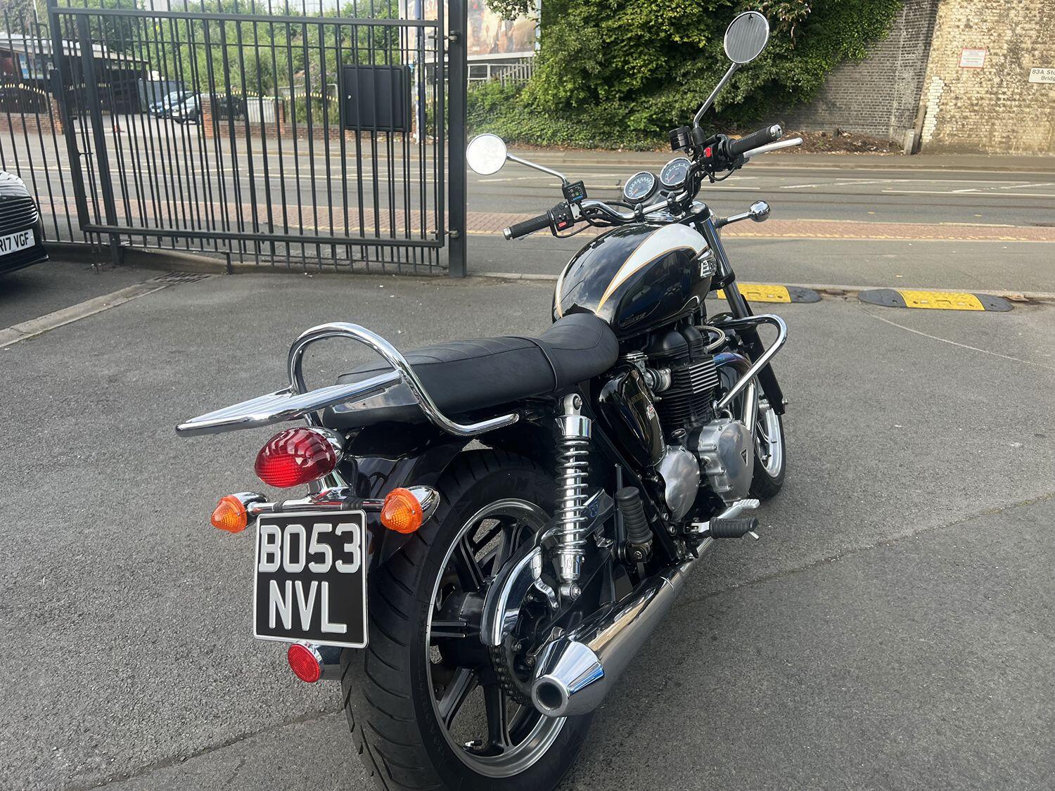 Triumph BONNEVILLE 865