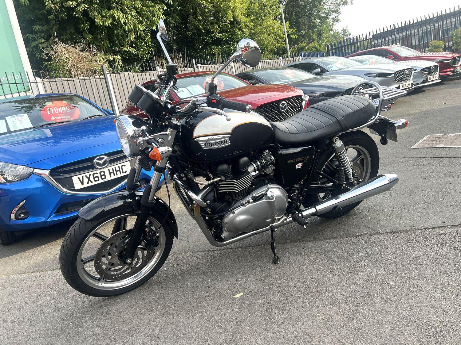 Triumph BONNEVILLE 865