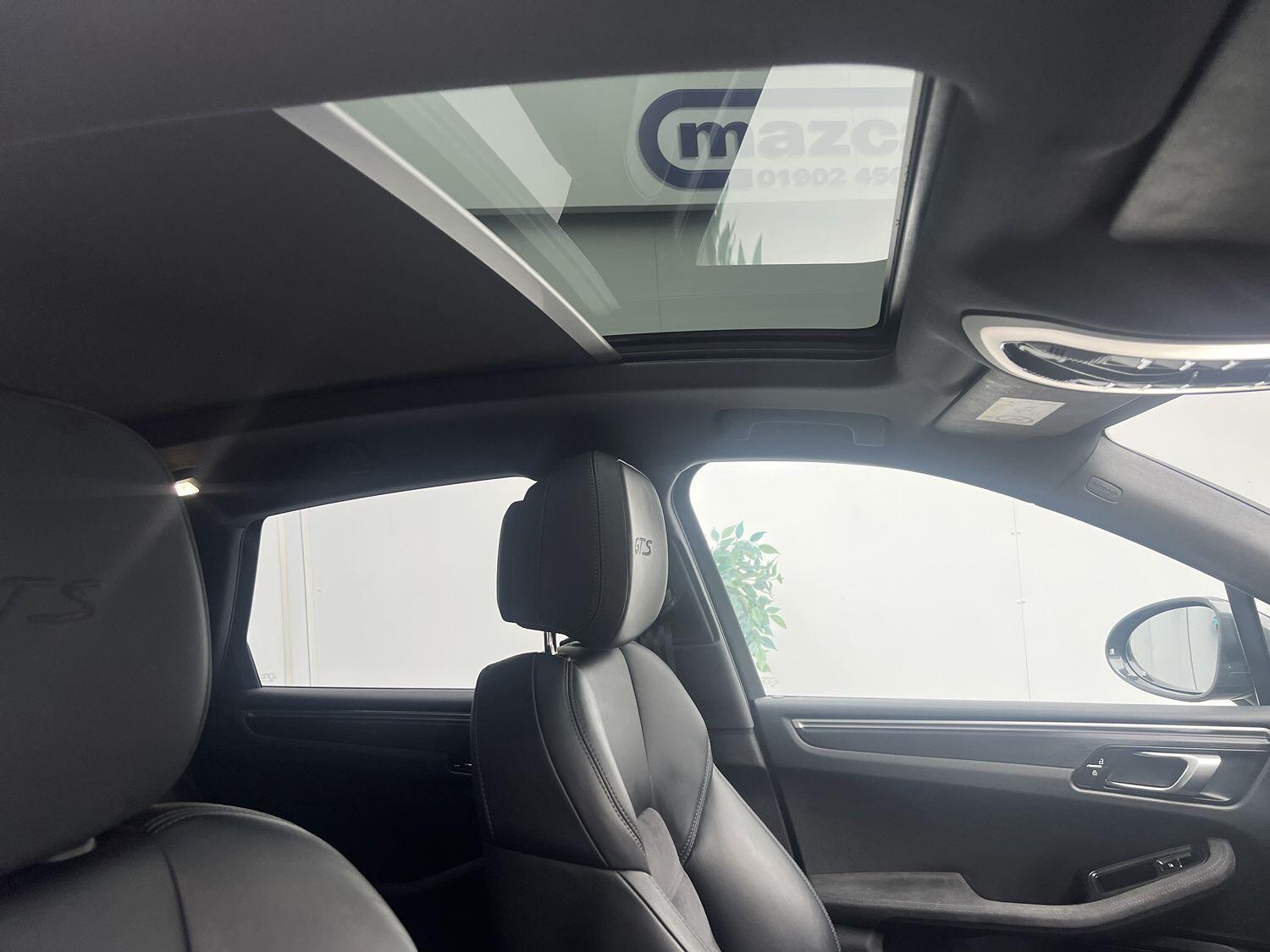 Used Porsche Macan 2021 for sale - 77154449: Photo 2