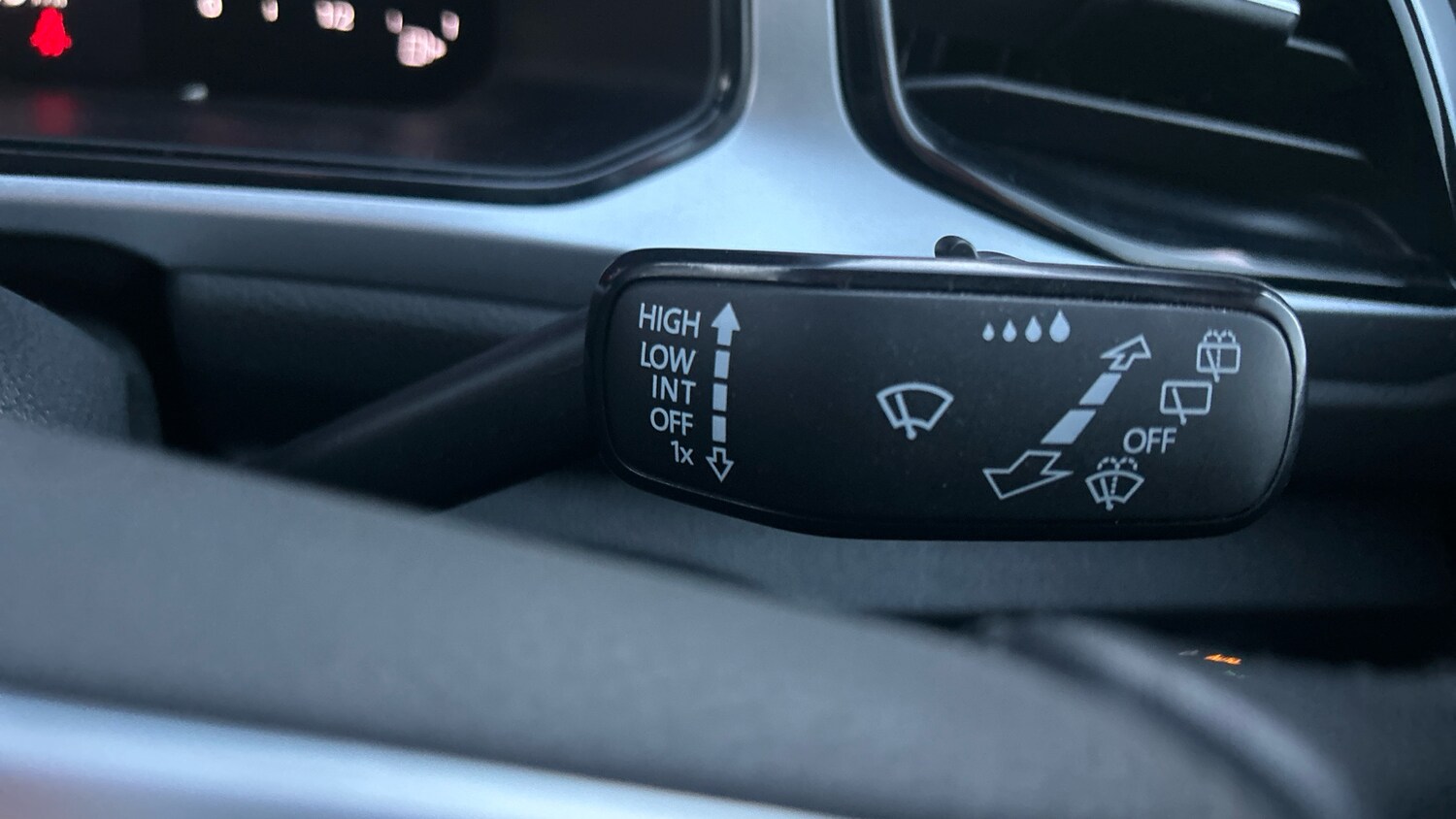 Used Volkswagen T-Roc 2023 for sale - 76895219: Photo 30