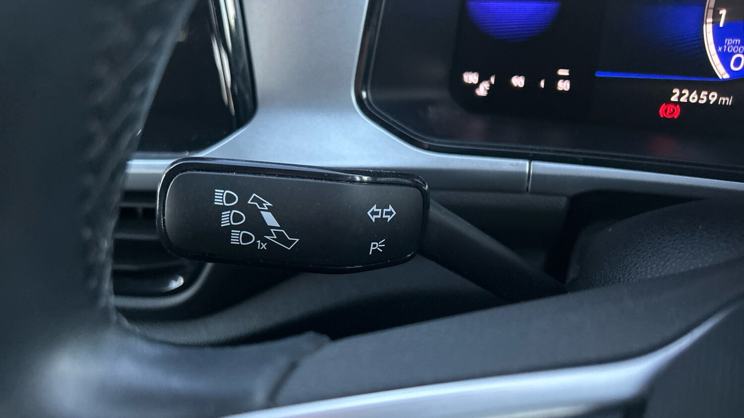 Used Volkswagen T-Roc 2023 for sale - 76895219: Photo 31