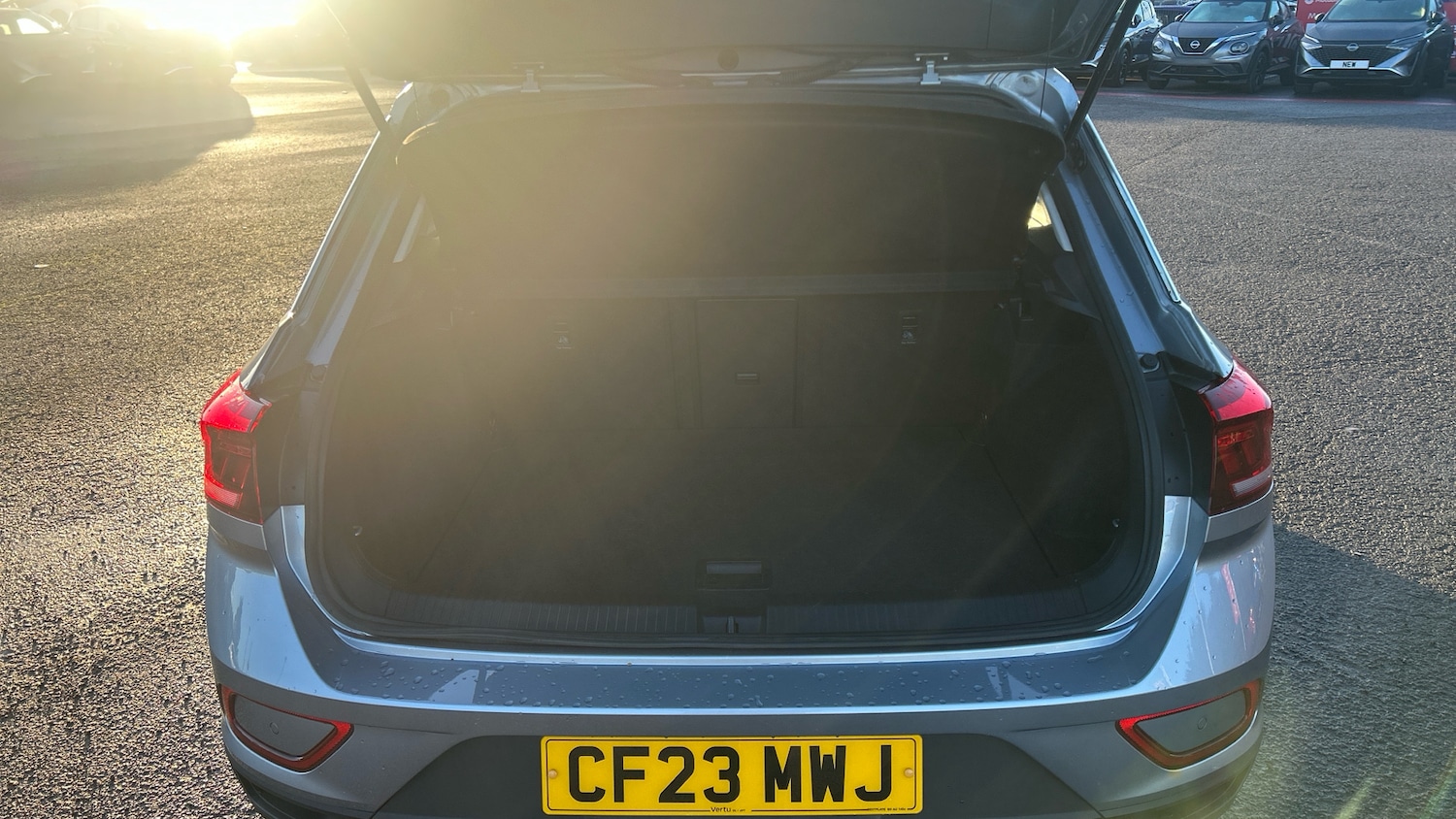 Used Volkswagen T-Roc 2023 for sale - 76895219: Photo 4