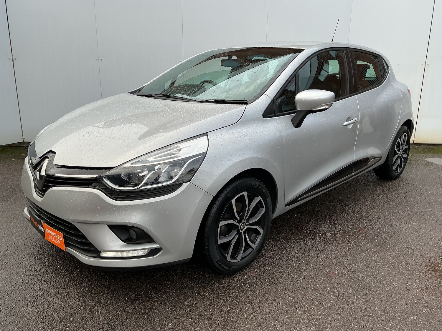 Used Renault Clio 2019 for sale - 76969089: Photo 2