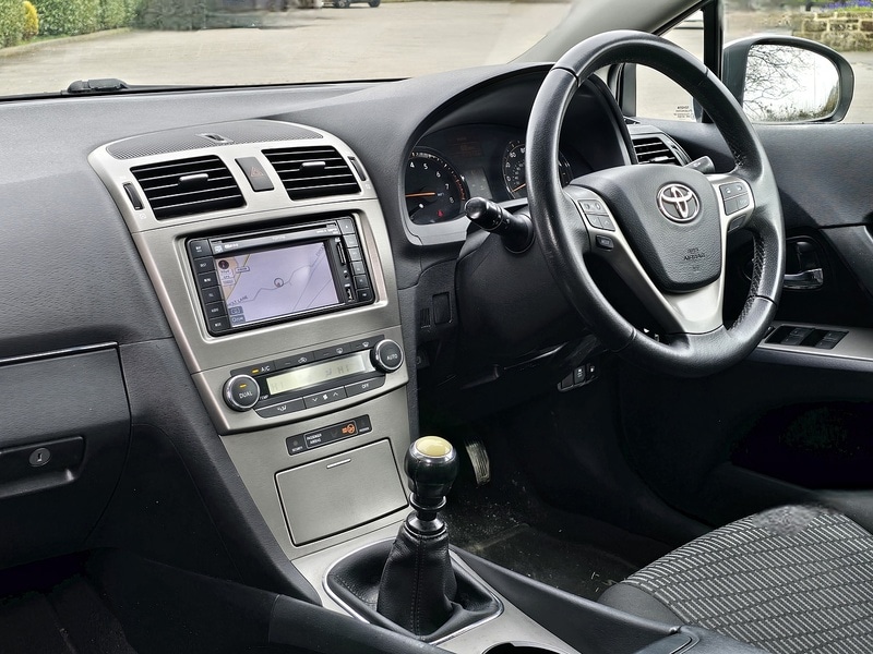 Used Toyota Avensis 2011 for sale - 77990120: Photo 2