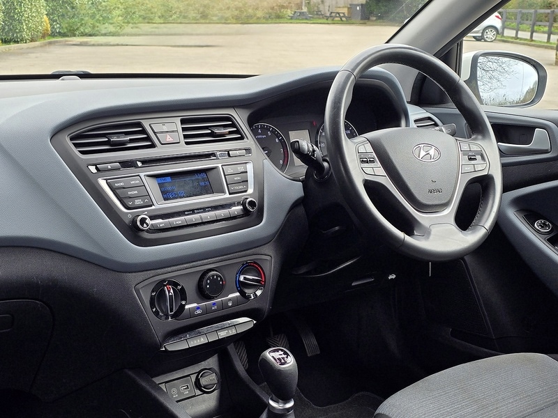 Used Hyundai i20 2017 for sale - 78040229: Photo 2