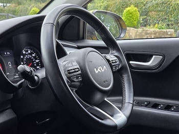 Used Kia Stonic 2023 for sale - 76106293: Photo
