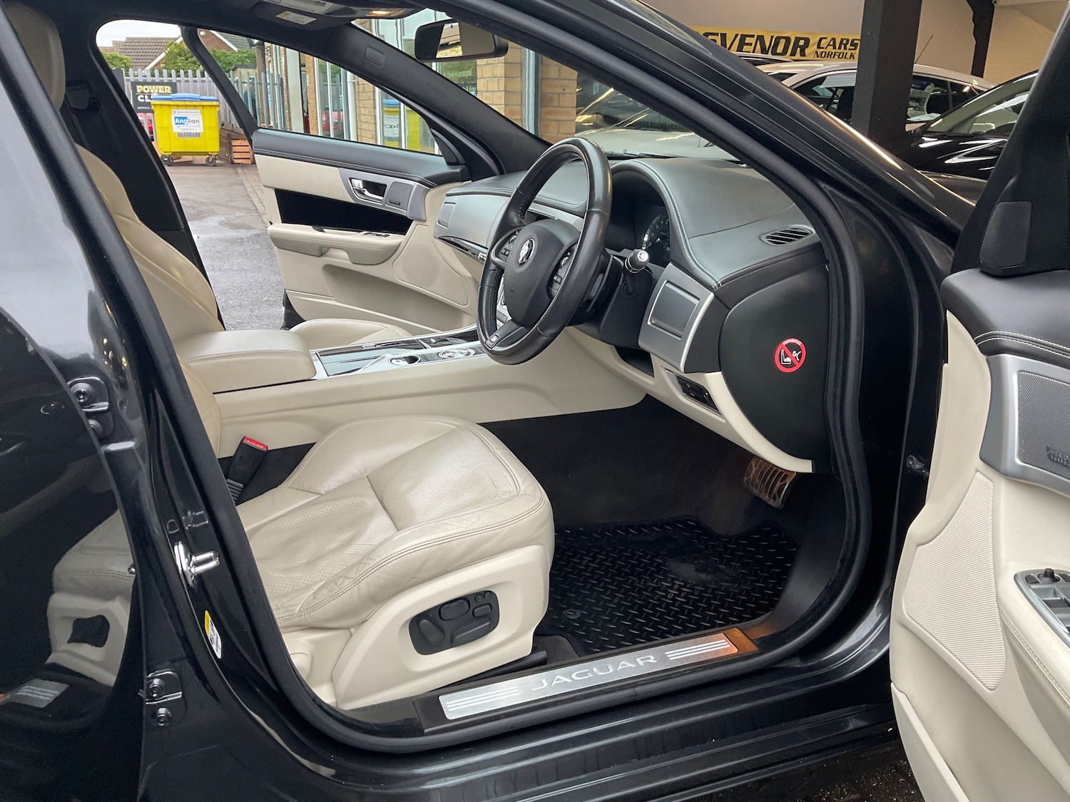 Used Jaguar XF 2015 for sale - 76892355: Photo 23