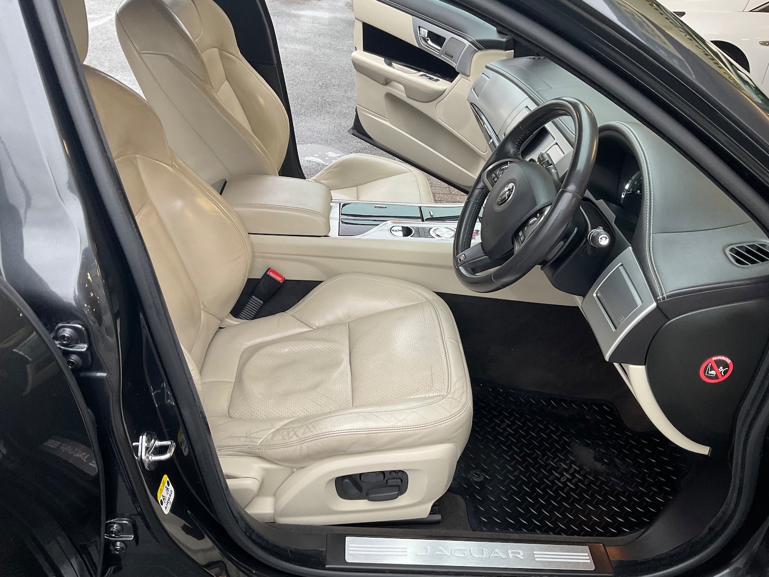 Used Jaguar XF 2015 for sale - 76892355: Photo 24