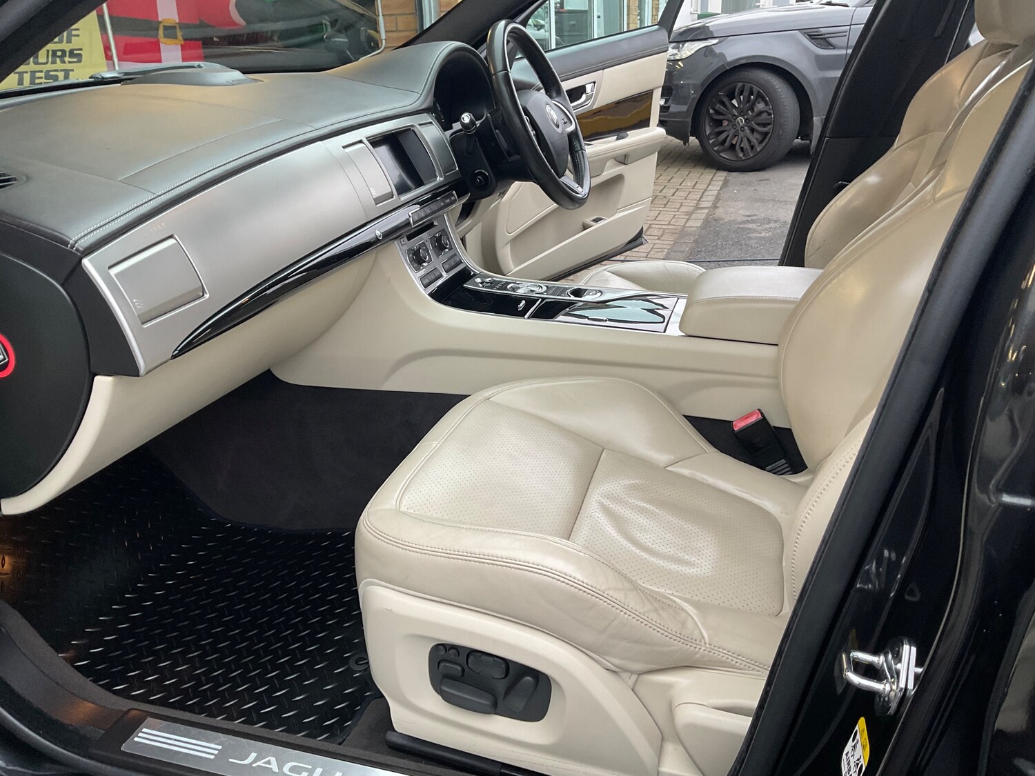 Used Jaguar XF 2015 for sale - 76892355: Photo 26