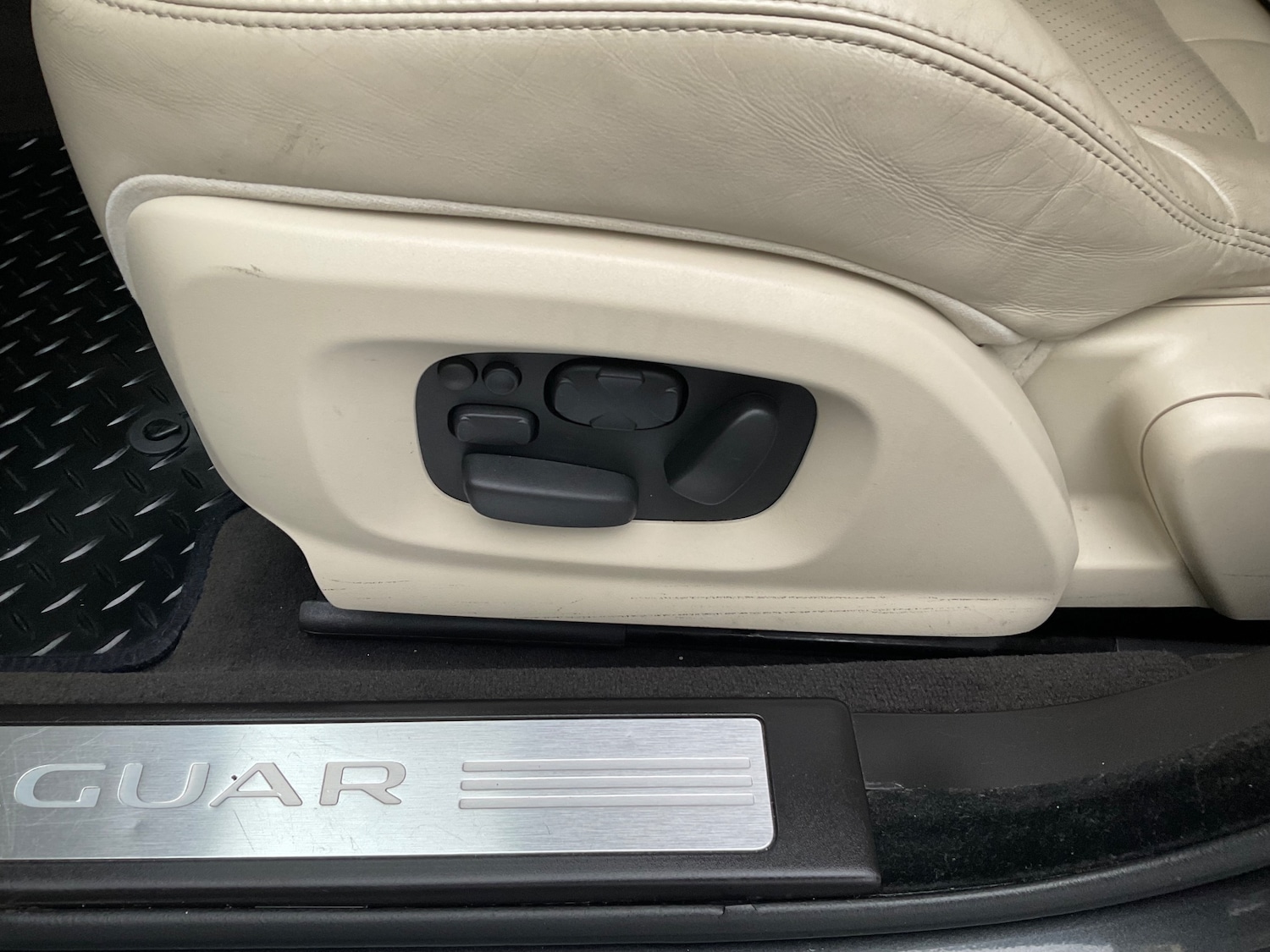 Used Jaguar XF 2015 for sale - 76892355: Photo 30