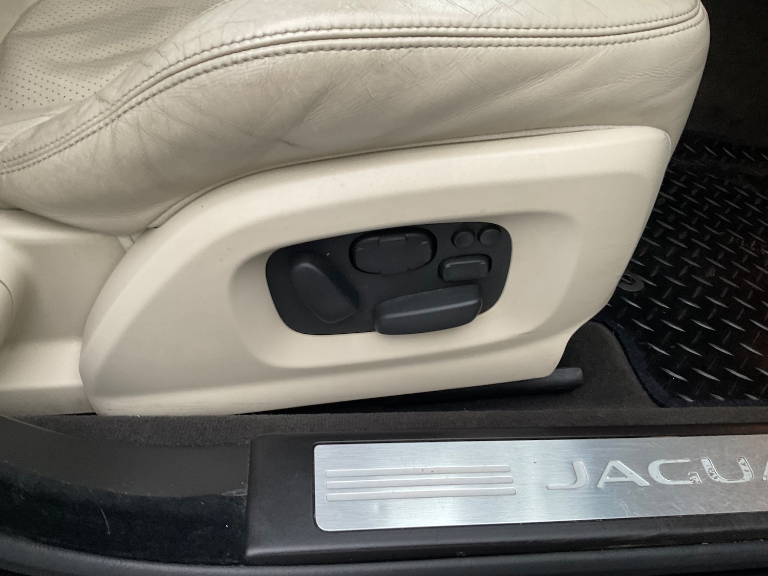 Used Jaguar XF 2015 for sale - 76892355: Photo 32