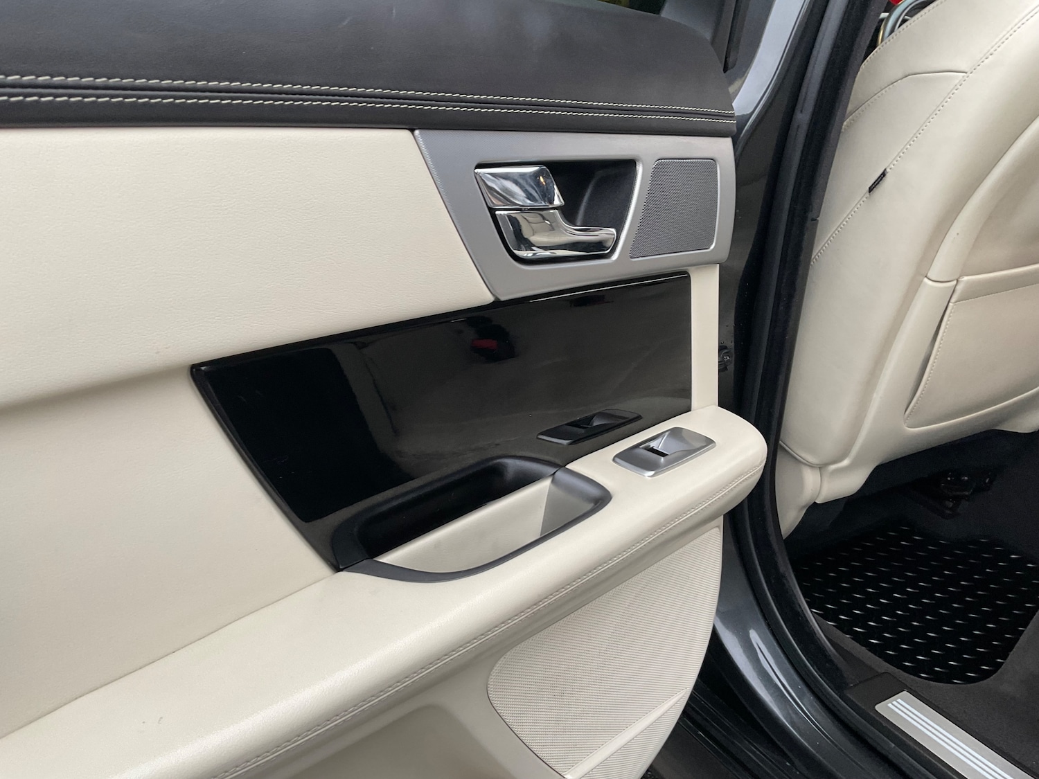 Used Jaguar XF 2015 for sale - 76892355: Photo 57