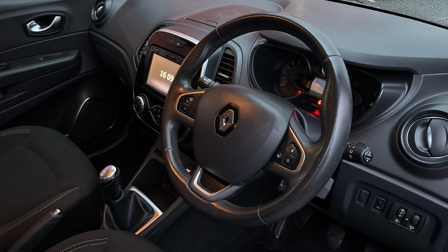 Used Renault Captur 2018 for sale - 76706234: Photo 11