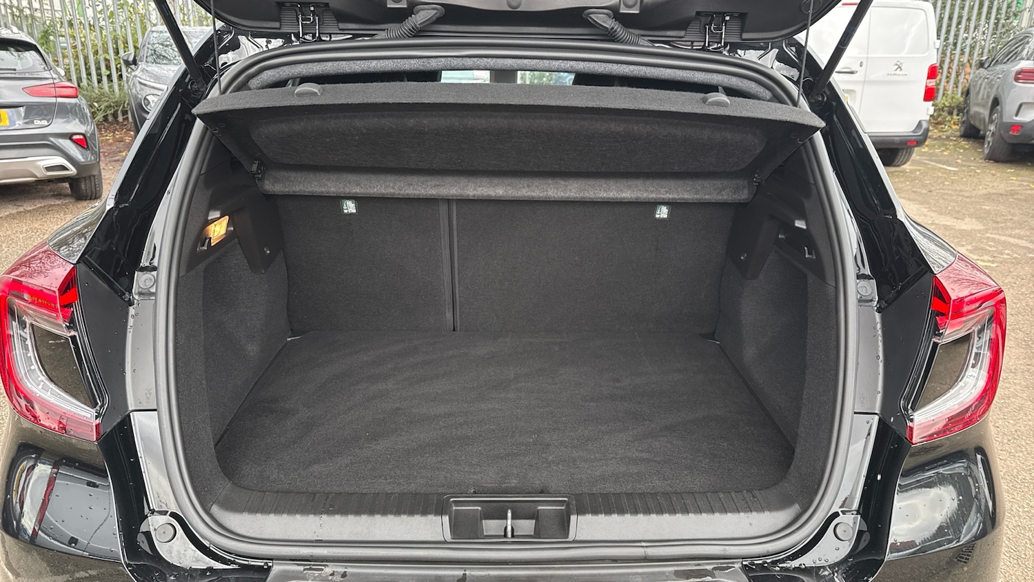 Used Renault Captur 2023 for sale - 76637575: Photo 4