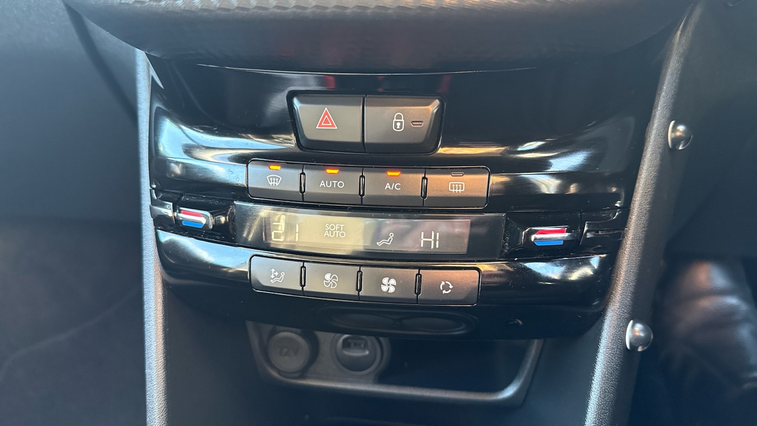 Used Peugeot 208 2018 for sale - 77258743: Photo 28