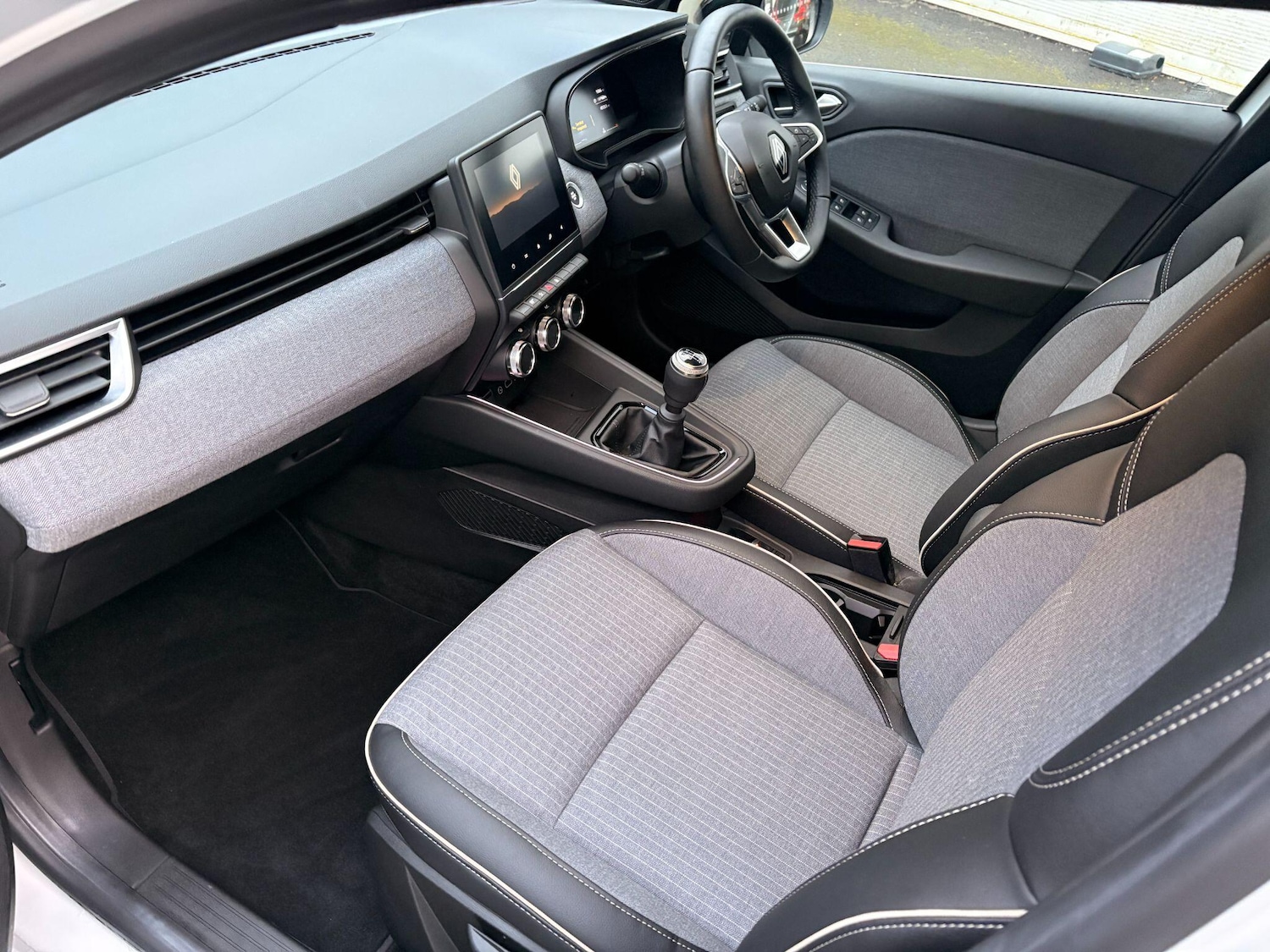 Used Renault Clio for sale - 77242393: Photo 38