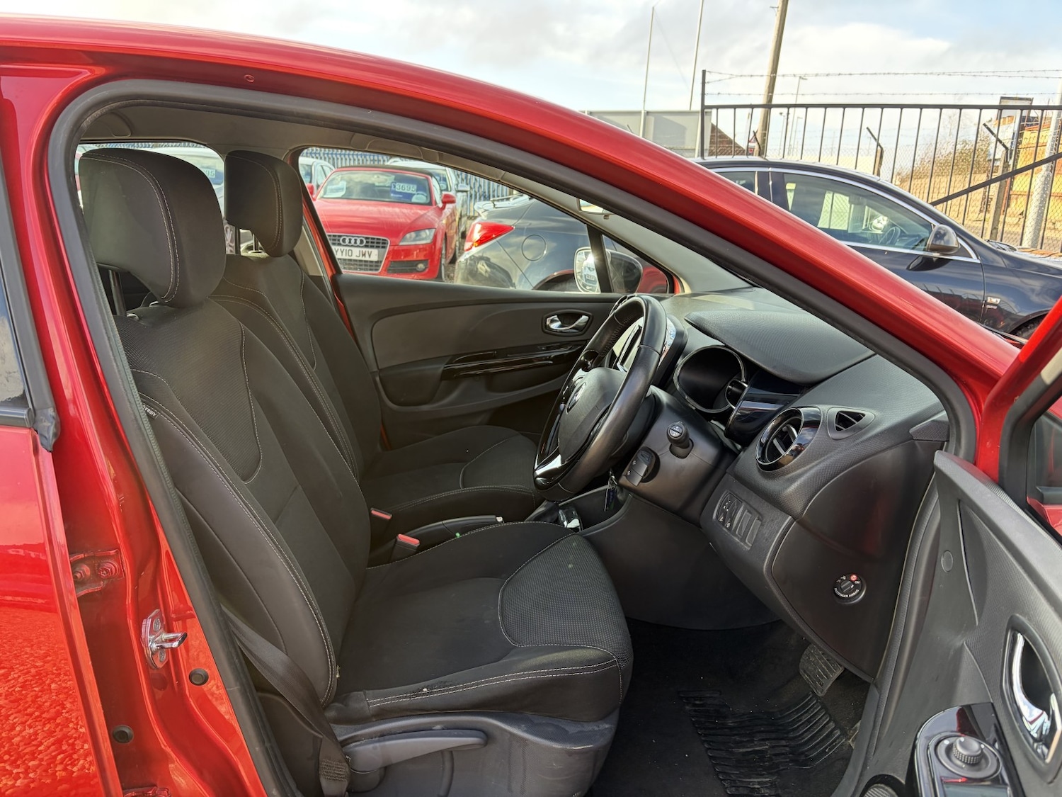 Used Renault Clio 2015 for sale - 77400048: Photo 9