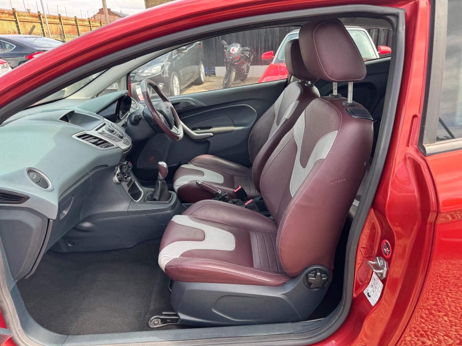 Used Ford Fiesta 2010 for sale - 76364073: Photo 8
