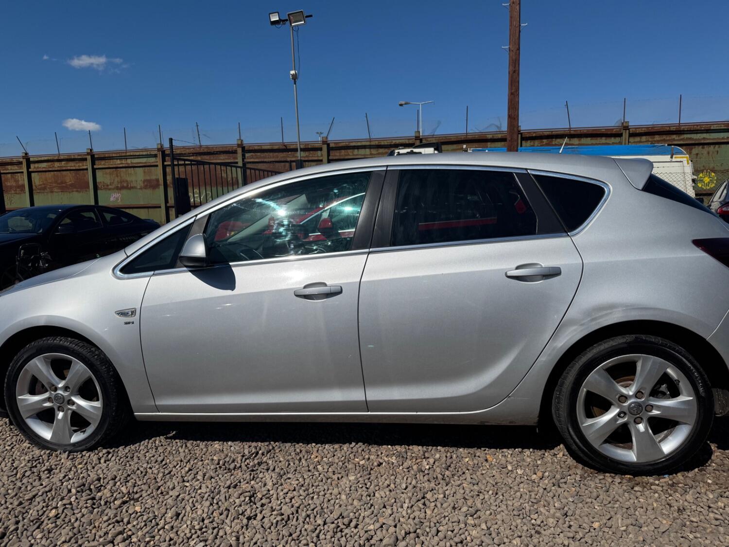 Used Vauxhall Astra 2012 for sale - 76364063: Photo 2